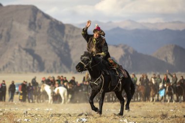 Bayan Ulgii, Moğolistan - 3 Ekim 2015: Moğol göçebe adam ata