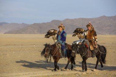 Bayan Ulgii, Moğolistan - 3 Ekim 2015: Kazak kartal avcılar bir peyzaj Moğolistan