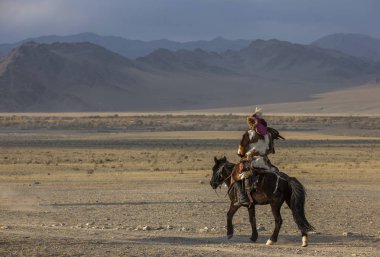 Bayan Ulgii, Moğolistan - 3 Ekim 2015: peyzaj Batı Moğolistan binici