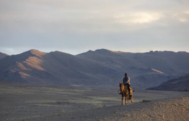 Bayan Ulgii, Moğolistan - 3 Ekim 2015: peyzaj Batı Moğolistan binici