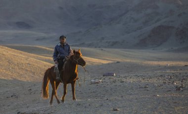Bayan Ulgii, Moğolistan - 3 Ekim 2015: peyzaj Batı Moğolistan binici