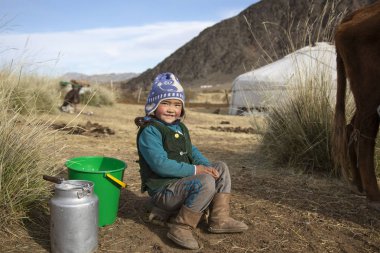 Bayan Ulgii, Moğolistan - 2 Ekim 2015: Kazak kız açık havada Batı Moğolistan'oynamaktan