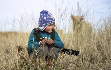 Bayan Ulgii, Moğolistan - 2 Ekim 2015: Kazak kız açık havada Batı Moğolistan'oynamaktan