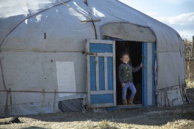 Bayan Ulgii, Moğolistan - 2 Ekim 2015: Kazak kız önünde onun ev yurt