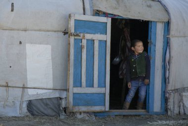 Bayan Ulgii, Moğolistan - 2 Ekim 2015: Kazak kız önünde onun ev yurt