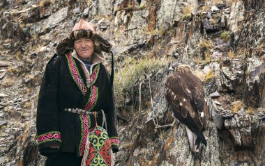 Bayan Ulgii, Moğolistan - 3 Ekim 2015: Kazak kartal avcı ile dağlarda dinlenme onun kartal