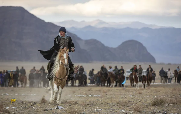 バヤン ウルギー モンゴル 2015 馬にモンゴル語遊牧民男 — ストック写真