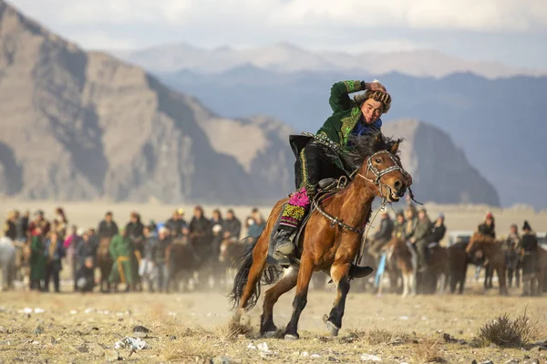 Bayan Ulgii Μογγολία Οκτωβρίου 2015 Νομαδική Μογγολική Άνθρωπος Άλογο — Φωτογραφία Αρχείου