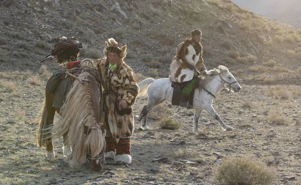 バヤン ウルギー モンゴル 2015 彼のイーグルと馬カザフ イーグル ハンター — ストック写真