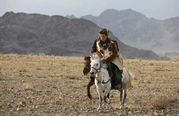 Bayan Ulgii Mongoliet Oktober 2015 Kazakiska Män Sina Hästar Landskapet — Stockfoto