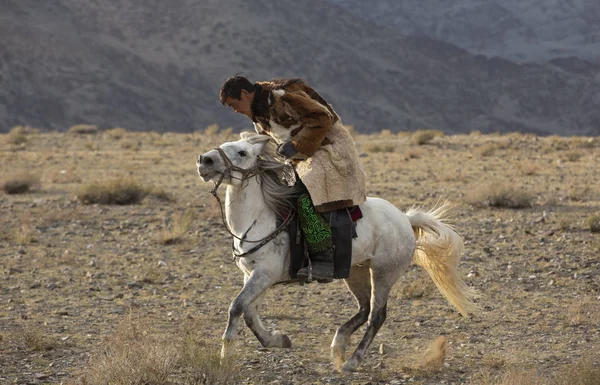 Bayan Ulgii Mongólia Outubro 2015 Homem Kazakh Cavalo Paisagem Mongólia — Fotografia de Stock