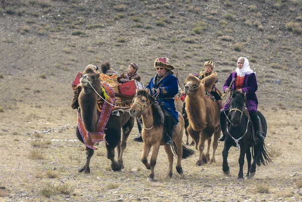 Bayan Ulgii Mongolië Oktober 2015 Mongoolse Nomaden Reizen Paarden Kamelen — Stockfoto
