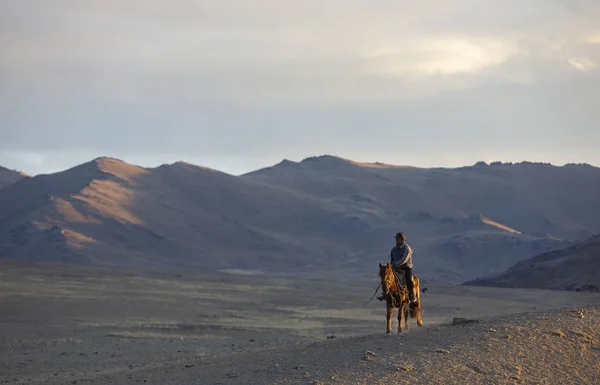 Bayan Ulgii Mongoliet Oktober 2015 Rider Landskapet Västra Mongoliet — Stockfoto