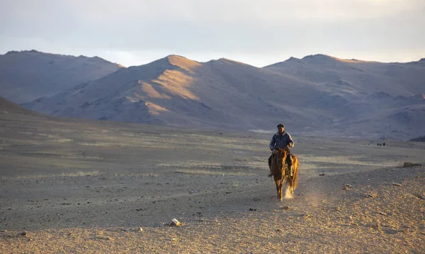 Bayan Ulgii Mongolia Ottobre 2015 Cavaliere Nel Paesaggio Della Mongolia — Foto Stock