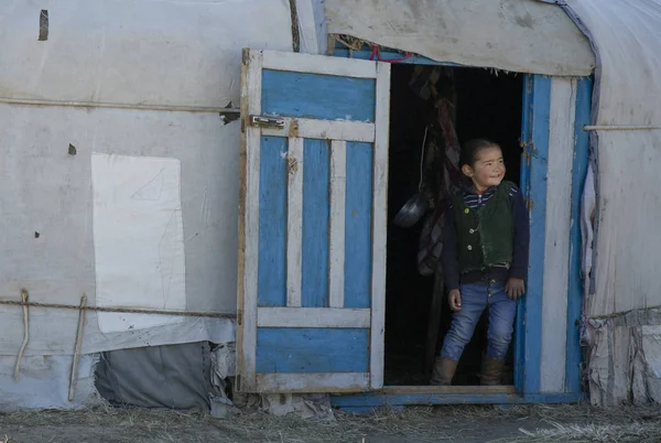 Bayan Ulgii Mongolië Oktober 2015 Kazakh Meisje Voor Haar Huis — Stockfoto