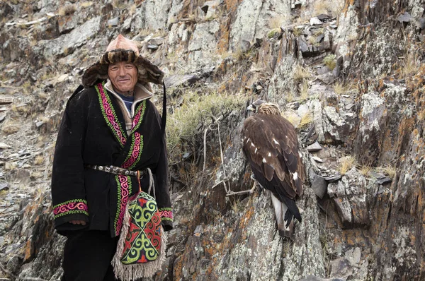 蒙古巴安乌尔吉 2015年10月3日 哈萨克鹰猎人与他的老鹰在山上休息 — 图库照片