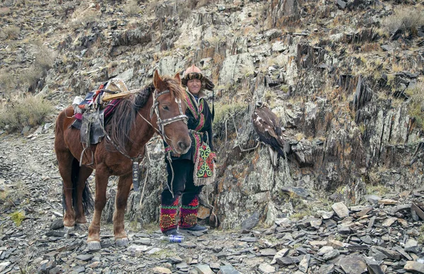 蒙古巴安乌尔吉 2015年10月3日 哈萨克鹰猎人与他的马和老鹰在山上休息 — 图库照片