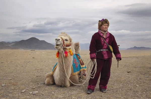 Bayan Ulgii Mongólia Október 2015 Mongol Nomád Ember Teve Táj — Stock Fotó