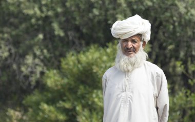 Jabal Al Akhdar, Umman, 7 Nisan 2016: eski beyaz sakallı Umman adam doğada