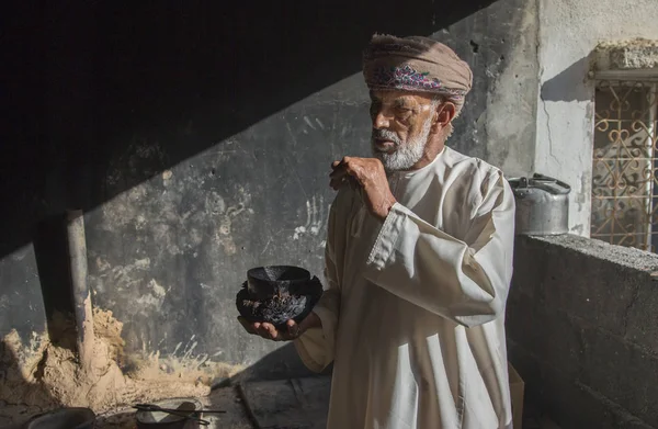 ジャバルアルアカダール オマーン 4月7日 2016 ローズウォーターが伝統的な方法で作られる方法を説明する老人 — ストック写真