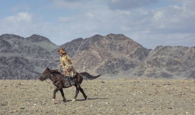 Bayan Ulgii, Moğolistan, 4 Ekim 2015: Batı Moğolistan manzara kazak kartal avcısı