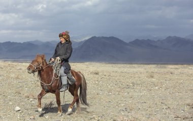 Bayan Ulgii, Moğolistan, 4 Ekim 2015: Batı Moğolistan manzara kazak kartal avcısı