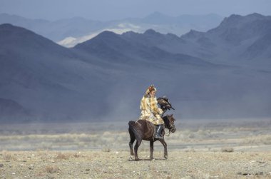 Bayan Ulgii, Moğolistan, 4 Ekim 2015: Batı Moğolistan manzara kazak kartal avcısı