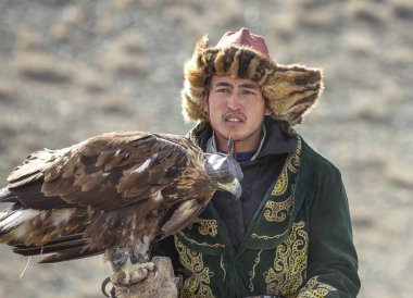 Bayan Ulgii, Moğolistan, 4 Ekim 2015: Batı Moğolistan manzara kazak kartal avcısı
