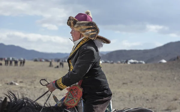 Bayan Ulgii Mongoliet Oktober 2015 Kazakiska Eagle Hunteress Aisholpan Landskapet — Stockfoto