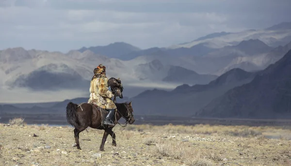 Bayan Ulgii Mongolië Oktober 2015 Kazachse Eagle Hunter Het Landschap — Stockfoto