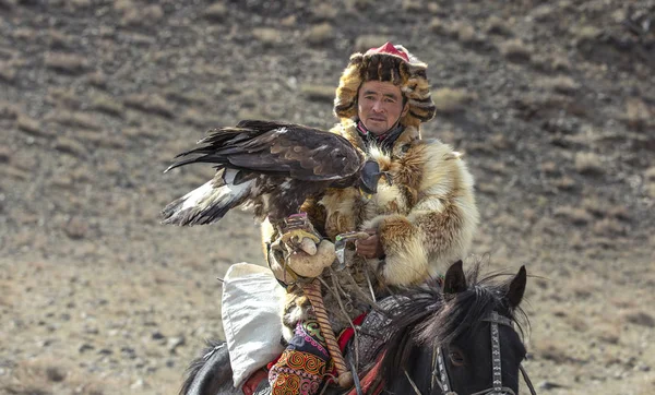 バヤン バヤンウルギー モンゴル 月4日 2015 モンゴル西部の風景の中のカザフワシハンター — ストック写真