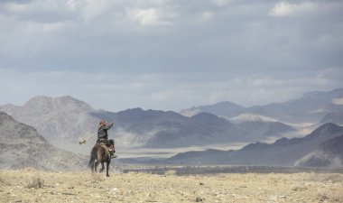 Bayan Ulgii, Moğolistan, 4 Ekim 2015: Batı Moğolistan manzara kazak kartal avcısı