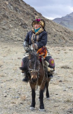 Bayan Ulgii, Moğolistan, 4 Ekim 2015: Batı Moğolistan manzara kazak kartal avcısı