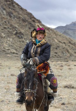 Bayan Ulgii, Moğolistan, 4 Ekim 2015: Batı Moğolistan manzara kazak kartal avcısı