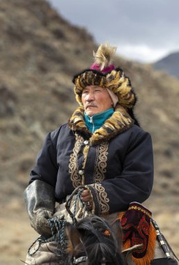 Bayan Ulgii, Moğolistan, 4 Ekim 2015: Batı Moğolistan manzara kazak kartal avcısı