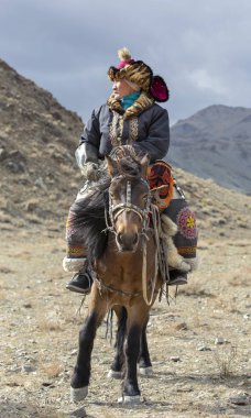 Bayan Ulgii, Moğolistan, 4 Ekim 2015: Batı Moğolistan manzara kazak kartal avcısı