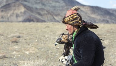 Bayan Ulgii, Moğolistan, 4 Ekim 2015: Batı Moğolistan manzara kazak kartal avcısı