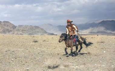 Bayan Ulgii, Moğolistan, 4 Ekim 2015: Batı Moğolistan manzara kazak kartal avcısı