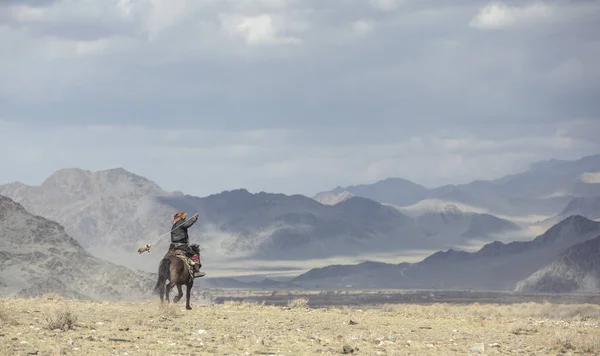 Bayan Ulgii Mongolië Oktober 2015 Kazachse Eagle Hunter Het Landschap — Stockfoto