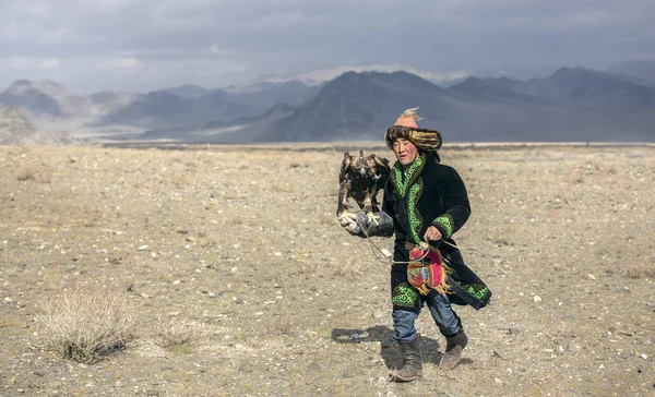 Bayan Ulgii Mongolei Oktober 2015 Kasachischer Adlerjäger Der Landschaft Der — Stockfoto