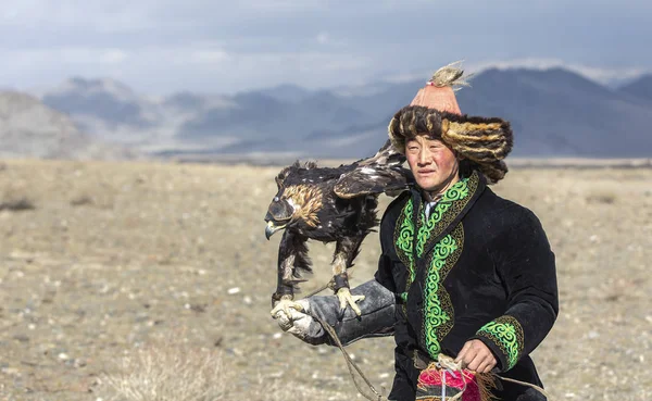 Bayan Ulgii Mongolia Octubre 2015 Cazador Águila Kazakh Paisaje Del —  Fotos de Stock