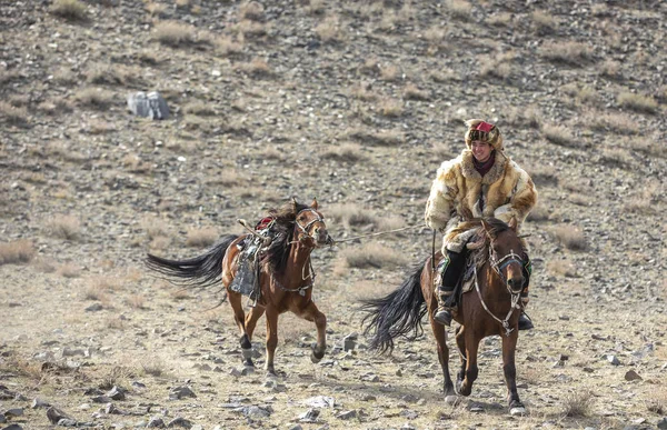 Bayan Ulgii Mongolia Ottobre 2015 Cacciatore Aquile Kazako Nel Paesaggio — Foto Stock