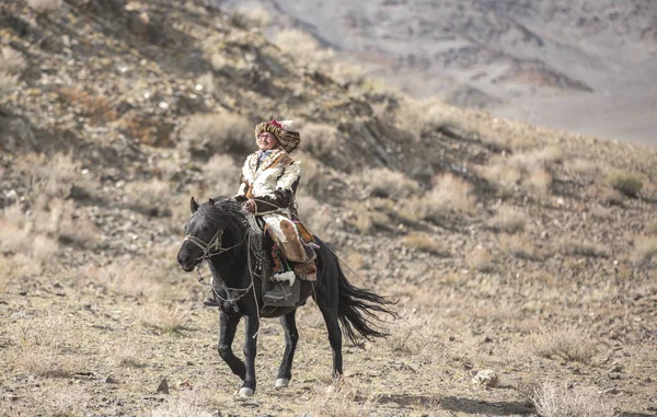 Bayan Ulgii Mongólia Outubro 2015 Caçador Águias Kazakh Treinando Sua — Fotografia de Stock