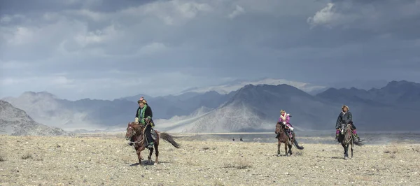 Bayan Ulgii Mongolia Ottobre 2015 Cacciatore Aquile Kazako Nel Paesaggio — Foto Stock