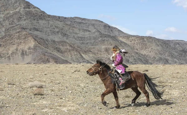 バヤン バヤンウルギー モンゴル 月4日 2015 モンゴル西部の風景の中のカザフワシハンター — ストック写真