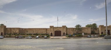 Nizwa, Umman, 9 Nisan 2016: Sular altında kalan Nizwa'da hayat her zamanki gibi devam ediyor