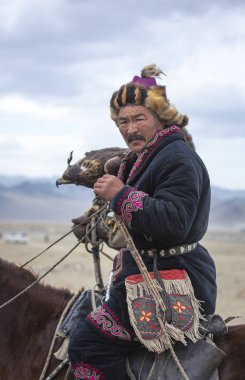 Bayan Ulgii, Moğolistan, 3 Ekim 2015: Moğol kartal avcısı Batı Moğolistan'ın arazisinde kartalını eğitiyor