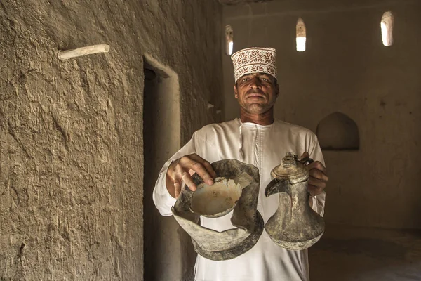 Sulaif Omã Abril 2016 Homem Omani Exibindo Itens Antigos Encontrados — Fotografia de Stock