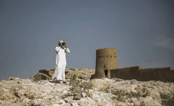 Sulaif Umman Nisan 2016 Ummanlı Adam Sulaif Kalesinin Kalıntılarını Fotoğraflıyor — Stok fotoğraf