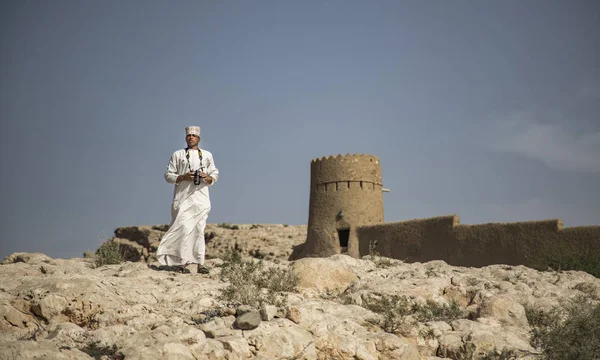 Sulaif Umman Nisan 2016 Ummanlı Adam Sulaif Kalesinin Kalıntılarını Fotoğraflıyor — Stok fotoğraf